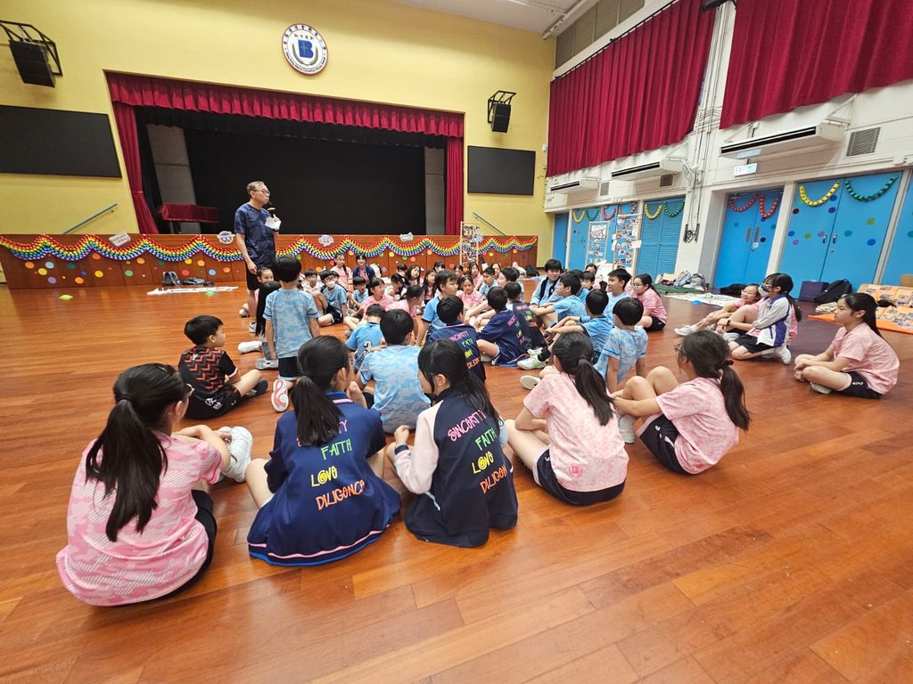 香港浸信會聯會小學 黃劍峯校長的教育故事,不是從一句「我自小立志做老師」開始。年少時的他,更熟悉的是運動場上的跑道和球場。小學到中學,他參加過田徑、足球、手球、籃球等校隊,讀書成績不是最亮眼的一群,卻總能在運動中找到自己的節奏。訓練、比賽、流汗、進步,這些經歷一步一步塑造了他,也悄悄把他帶向日後的教育路。