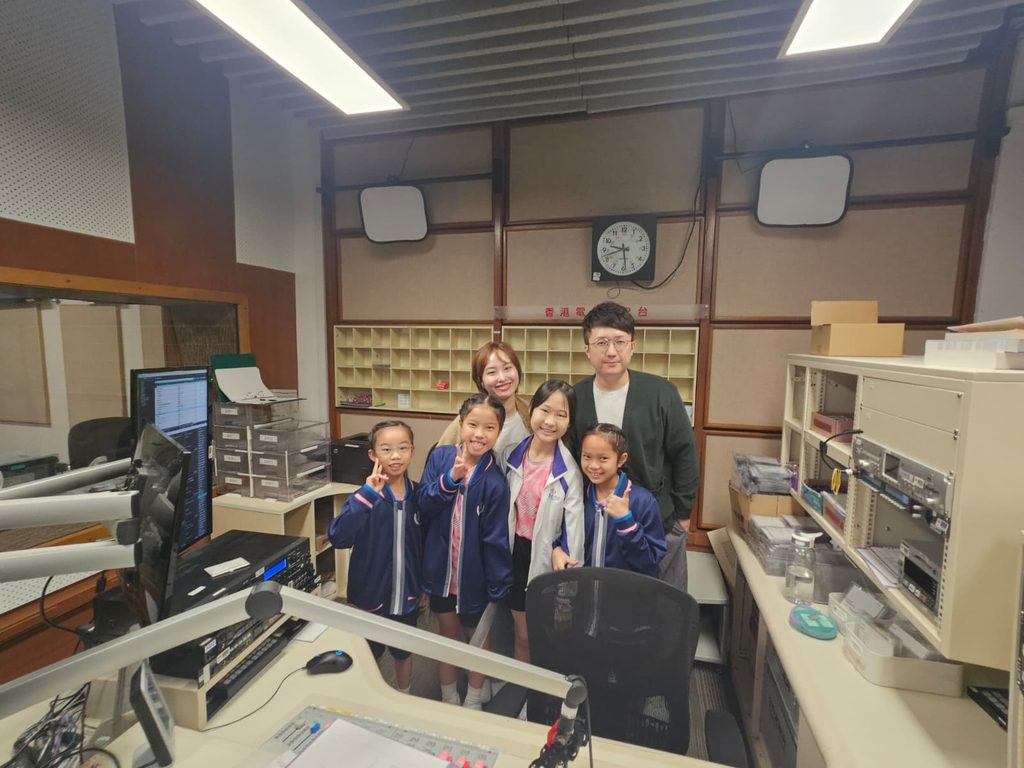 香港浸信會聯會小學 黃劍峯校長的教育故事,不是從一句「我自小立志做老師」開始。年少時的他,更熟悉的是運動場上的跑道和球場。小學到中學,他參加過田徑、足球、手球、籃球等校隊,讀書成績不是最亮眼的一群,卻總能在運動中找到自己的節奏。訓練、比賽、流汗、進步,這些經歷一步一步塑造了他,也悄悄把他帶向日後的教育路。