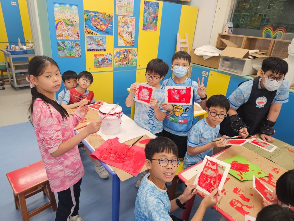 香港浸信會聯會小學 黃劍峯校長的教育故事,不是從一句「我自小立志做老師」開始。年少時的他,更熟悉的是運動場上的跑道和球場。小學到中學,他參加過田徑、足球、手球、籃球等校隊,讀書成績不是最亮眼的一群,卻總能在運動中找到自己的節奏。訓練、比賽、流汗、進步,這些經歷一步一步塑造了他,也悄悄把他帶向日後的教育路。