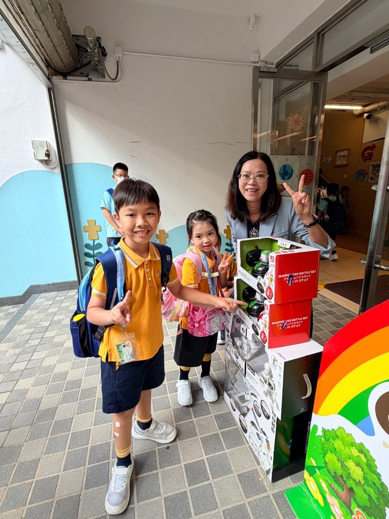 一所學校,可以只是上課、考試、升班的地方;也可以成為孩子認識自己、學習關心別人,並相信人生仍有很多可能的起點。對沙田循道衛理小學朱敏娟校長而言,教育從來不只是把知識交到學生手上,也不是單純協助他們考得更好、升得更高。她更在意的是,孩子在成長路上,是否知道自己被愛、被看見,是否相信自己有價值。
