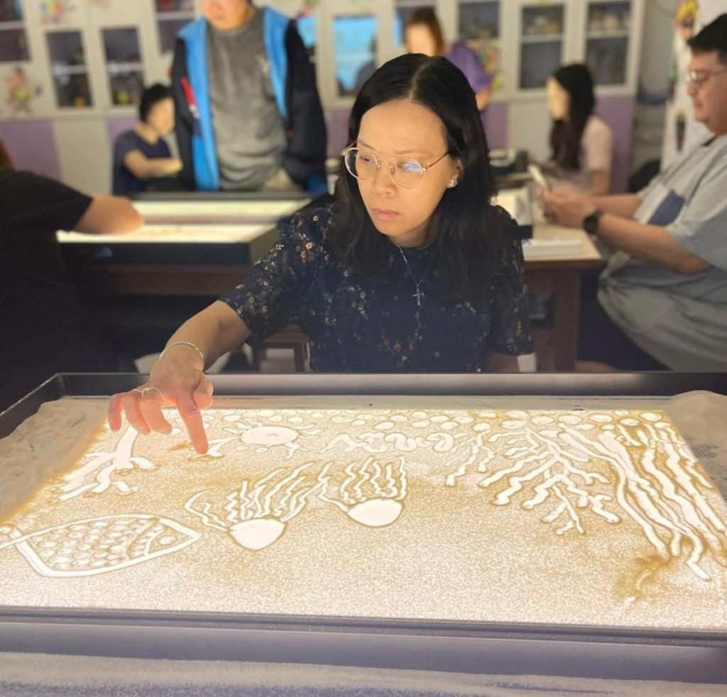 一所學校,可以只是上課、考試、升班的地方;也可以成為孩子認識自己、學習關心別人,並相信人生仍有很多可能的起點。對沙田循道衛理小學朱敏娟校長而言,教育從來不只是把知識交到學生手上,也不是單純協助他們考得更好、升得更高。她更在意的是,孩子在成長路上,是否知道自己被愛、被看見,是否相信自己有價值。