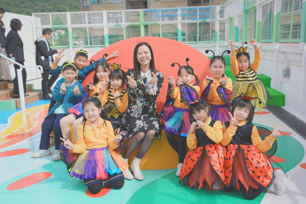 一所學校,可以只是上課、考試、升班的地方;也可以成為孩子認識自己、學習關心別人,並相信人生仍有很多可能的起點。對沙田循道衛理小學朱敏娟校長而言,教育從來不只是把知識交到學生手上,也不是單純協助他們考得更好、升得更高。她更在意的是,孩子在成長路上,是否知道自己被愛、被看見,是否相信自己有價值。