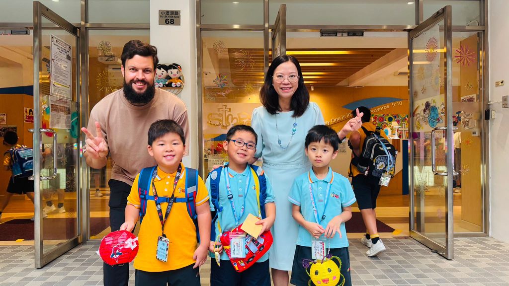 一所學校,可以只是上課、考試、升班的地方;也可以成為孩子認識自己、學習關心別人,並相信人生仍有很多可能的起點。對沙田循道衛理小學朱敏娟校長而言,教育從來不只是把知識交到學生手上,也不是單純協助他們考得更好、升得更高。她更在意的是,孩子在成長路上,是否知道自己被愛、被看見,是否相信自己有價值。