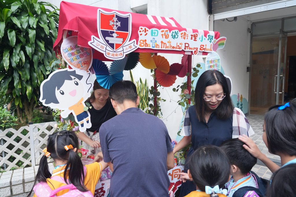 一所學校,可以只是上課、考試、升班的地方;也可以成為孩子認識自己、學習關心別人,並相信人生仍有很多可能的起點。對沙田循道衛理小學朱敏娟校長而言,教育從來不只是把知識交到學生手上,也不是單純協助他們考得更好、升得更高。她更在意的是,孩子在成長路上,是否知道自己被愛、被看見,是否相信自己有價值。