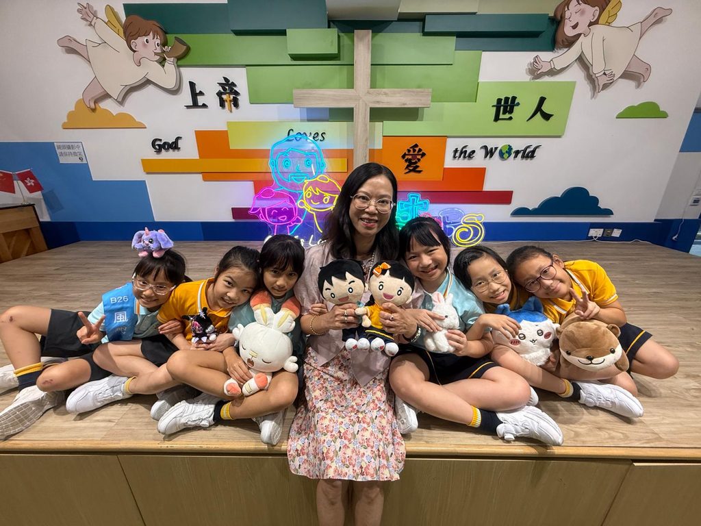 一所學校,可以只是上課、考試、升班的地方;也可以成為孩子認識自己、學習關心別人,並相信人生仍有很多可能的起點。對沙田循道衛理小學朱敏娟校長而言,教育從來不只是把知識交到學生手上,也不是單純協助他們考得更好、升得更高。她更在意的是,孩子在成長路上,是否知道自己被愛、被看見,是否相信自己有價值。