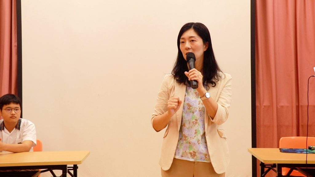 當教育面對收生壓力、人口變化、人工智能衝擊與學生精神健康議題,校長的角色早已不只是管理一所學校,而是要在種種不確定之中,為孩子尋找一條可以繼續向前的路。嗇色園主辦可銘學校校長譚鳳婷,正是在這樣的時代背景下接任校長。她經歷疫情下的校園轉變,也面對學校重新定位的挑戰;但無論環境如何改變,她最重視的,始終是孩子的身心靈成長。她希望學校不只是一個學習知識的地方,更是一個讓每個孩子被理解、被接納、被看見的成長空間。