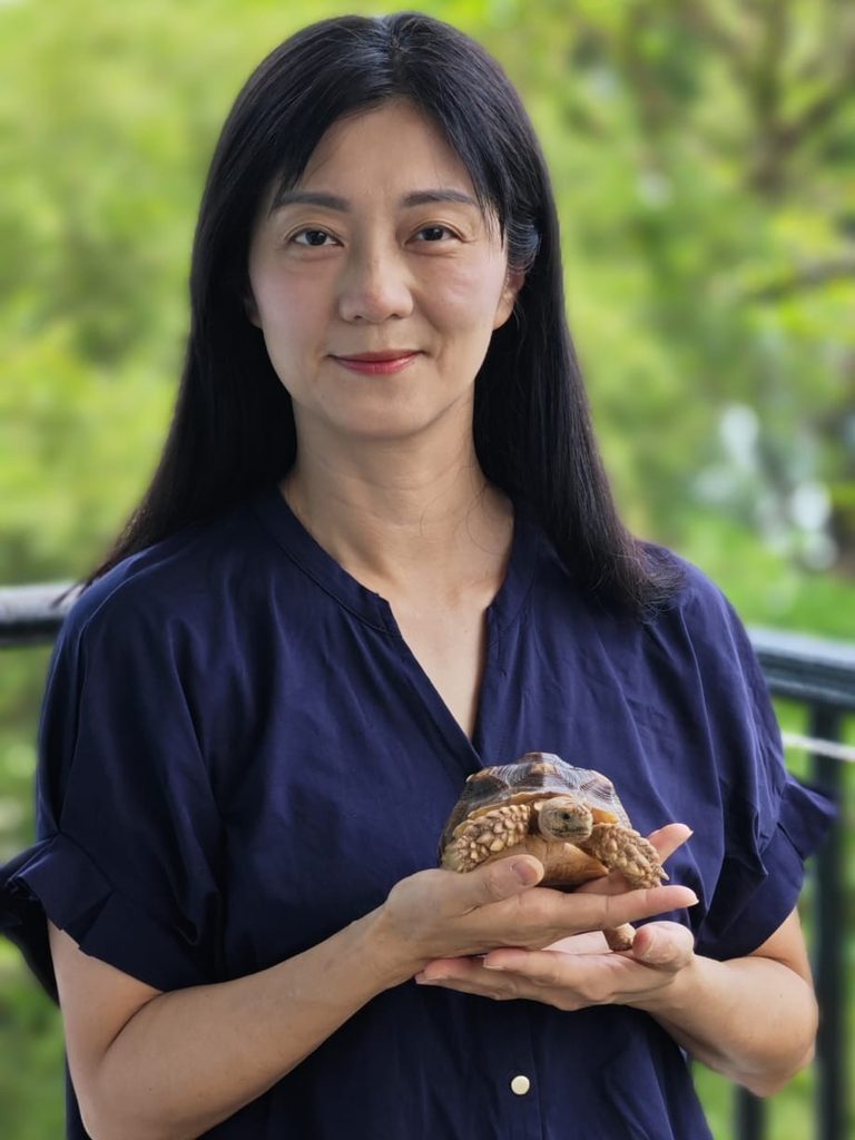 當教育面對收生壓力、人口變化、人工智能衝擊與學生精神健康議題,校長的角色早已不只是管理一所學校,而是要在種種不確定之中,為孩子尋找一條可以繼續向前的路。嗇色園主辦可銘學校校長譚鳳婷,正是在這樣的時代背景下接任校長。她經歷疫情下的校園轉變,也面對學校重新定位的挑戰;但無論環境如何改變,她最重視的,始終是孩子的身心靈成長。她希望學校不只是一個學習知識的地方,更是一個讓每個孩子被理解、被接納、被看見的成長空間。