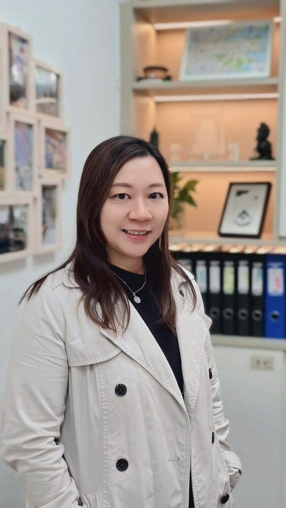 幼兒教育看似由細碎日常組成:一次排隊、一句問候、一場遊戲、一個孩子第一次願意自己打開水杯。可是,真正影響孩子成長的,往往正藏在這些微小時刻之中。嗇色園主辦可瑞幼稚園陳慧雯校長,投身幼教界二十多年,由初入行的年輕老師走到校長崗位,經歷過進修的辛勞、教學的挫折,也見證過無數孩子由依賴走向自信。她相信,幼稚園不只是學知識的地方,更是孩子學習品德、責任、語言、獨立與面對挫敗的起點。這份信念,推動她和團隊在每個細節上多走一步,讓教育成為孩子日後成長的重要根基。