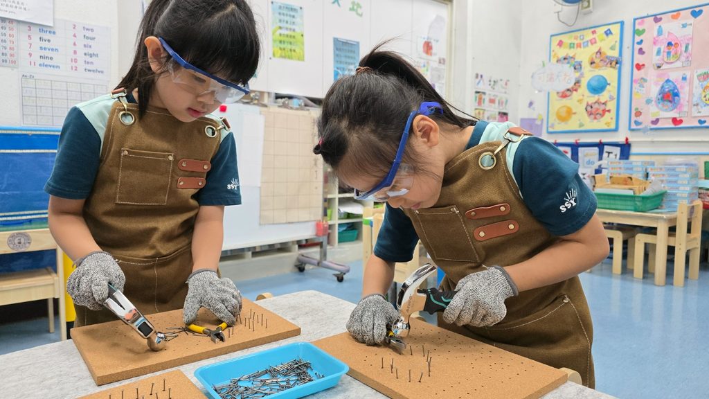 幼兒教育看似由細碎日常組成:一次排隊、一句問候、一場遊戲、一個孩子第一次願意自己打開水杯。可是,真正影響孩子成長的,往往正藏在這些微小時刻之中。嗇色園主辦可瑞幼稚園陳慧雯校長,投身幼教界二十多年,由初入行的年輕老師走到校長崗位,經歷過進修的辛勞、教學的挫折,也見證過無數孩子由依賴走向自信。她相信,幼稚園不只是學知識的地方,更是孩子學習品德、責任、語言、獨立與面對挫敗的起點。這份信念,推動她和團隊在每個細節上多走一步,讓教育成為孩子日後成長的重要根基。