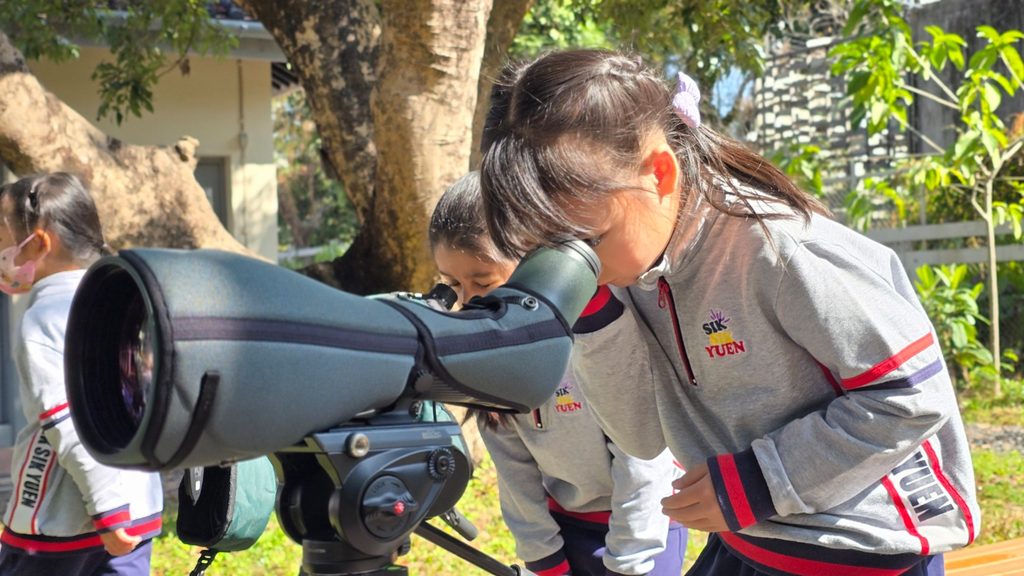 幼兒教育看似由細碎日常組成:一次排隊、一句問候、一場遊戲、一個孩子第一次願意自己打開水杯。可是,真正影響孩子成長的,往往正藏在這些微小時刻之中。嗇色園主辦可瑞幼稚園陳慧雯校長,投身幼教界二十多年,由初入行的年輕老師走到校長崗位,經歷過進修的辛勞、教學的挫折,也見證過無數孩子由依賴走向自信。她相信,幼稚園不只是學知識的地方,更是孩子學習品德、責任、語言、獨立與面對挫敗的起點。這份信念,推動她和團隊在每個細節上多走一步,讓教育成為孩子日後成長的重要根基。