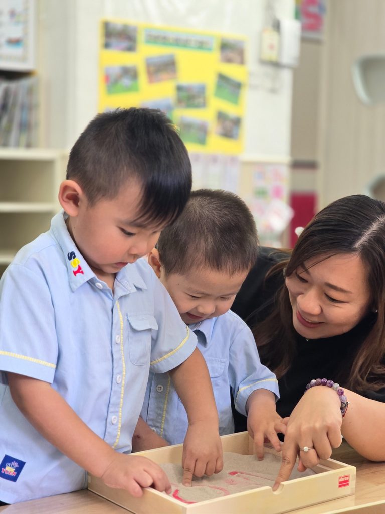 幼兒教育看似由細碎日常組成:一次排隊、一句問候、一場遊戲、一個孩子第一次願意自己打開水杯。可是,真正影響孩子成長的,往往正藏在這些微小時刻之中。嗇色園主辦可瑞幼稚園陳慧雯校長,投身幼教界二十多年,由初入行的年輕老師走到校長崗位,經歷過進修的辛勞、教學的挫折,也見證過無數孩子由依賴走向自信。她相信,幼稚園不只是學知識的地方,更是孩子學習品德、責任、語言、獨立與面對挫敗的起點。這份信念,推動她和團隊在每個細節上多走一步,讓教育成為孩子日後成長的重要根基。