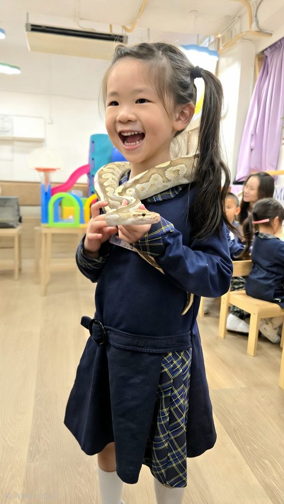 幼兒教育看似由細碎日常組成:一次排隊、一句問候、一場遊戲、一個孩子第一次願意自己打開水杯。可是,真正影響孩子成長的,往往正藏在這些微小時刻之中。嗇色園主辦可瑞幼稚園陳慧雯校長,投身幼教界二十多年,由初入行的年輕老師走到校長崗位,經歷過進修的辛勞、教學的挫折,也見證過無數孩子由依賴走向自信。她相信,幼稚園不只是學知識的地方,更是孩子學習品德、責任、語言、獨立與面對挫敗的起點。這份信念,推動她和團隊在每個細節上多走一步,讓教育成為孩子日後成長的重要根基。