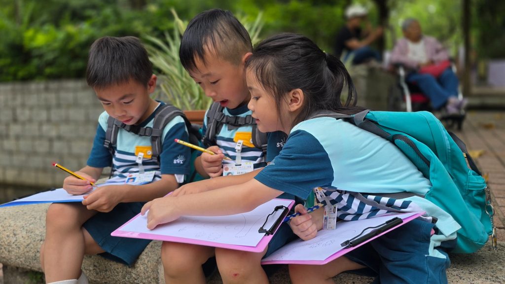 幼兒教育看似由細碎日常組成:一次排隊、一句問候、一場遊戲、一個孩子第一次願意自己打開水杯。可是,真正影響孩子成長的,往往正藏在這些微小時刻之中。嗇色園主辦可瑞幼稚園陳慧雯校長,投身幼教界二十多年,由初入行的年輕老師走到校長崗位,經歷過進修的辛勞、教學的挫折,也見證過無數孩子由依賴走向自信。她相信,幼稚園不只是學知識的地方,更是孩子學習品德、責任、語言、獨立與面對挫敗的起點。這份信念,推動她和團隊在每個細節上多走一步,讓教育成為孩子日後成長的重要根基。