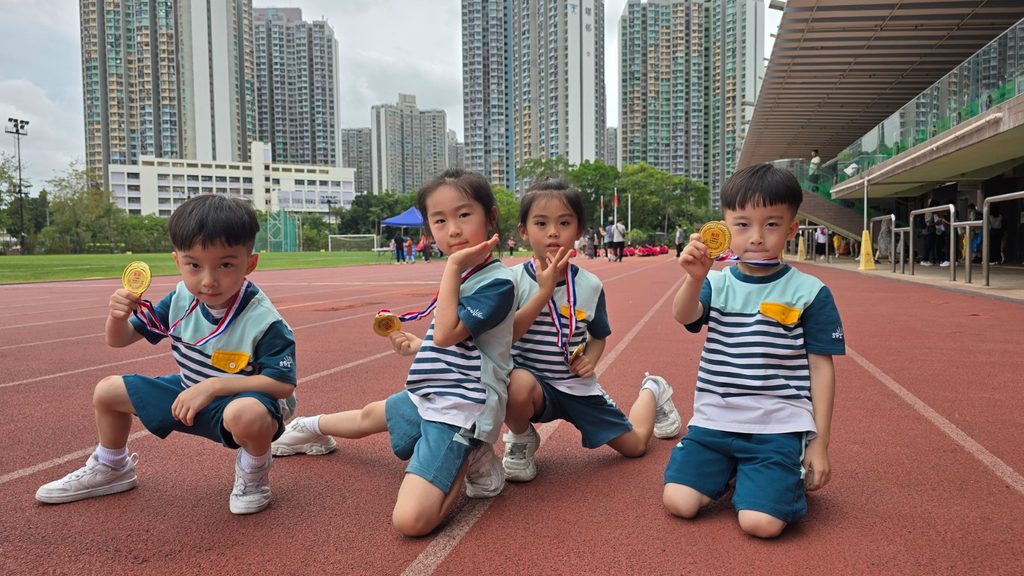 幼兒教育看似由細碎日常組成:一次排隊、一句問候、一場遊戲、一個孩子第一次願意自己打開水杯。可是,真正影響孩子成長的,往往正藏在這些微小時刻之中。嗇色園主辦可瑞幼稚園陳慧雯校長,投身幼教界二十多年,由初入行的年輕老師走到校長崗位,經歷過進修的辛勞、教學的挫折,也見證過無數孩子由依賴走向自信。她相信,幼稚園不只是學知識的地方,更是孩子學習品德、責任、語言、獨立與面對挫敗的起點。這份信念,推動她和團隊在每個細節上多走一步,讓教育成為孩子日後成長的重要根基。