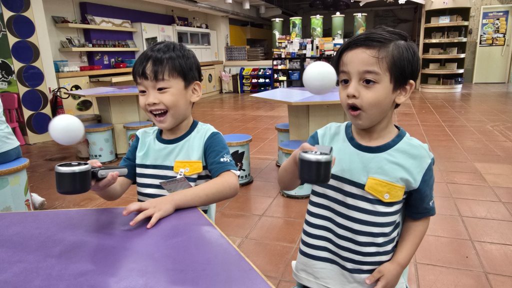 幼兒教育看似由細碎日常組成:一次排隊、一句問候、一場遊戲、一個孩子第一次願意自己打開水杯。可是,真正影響孩子成長的,往往正藏在這些微小時刻之中。嗇色園主辦可瑞幼稚園陳慧雯校長,投身幼教界二十多年,由初入行的年輕老師走到校長崗位,經歷過進修的辛勞、教學的挫折,也見證過無數孩子由依賴走向自信。她相信,幼稚園不只是學知識的地方,更是孩子學習品德、責任、語言、獨立與面對挫敗的起點。這份信念,推動她和團隊在每個細節上多走一步,讓教育成為孩子日後成長的重要根基。