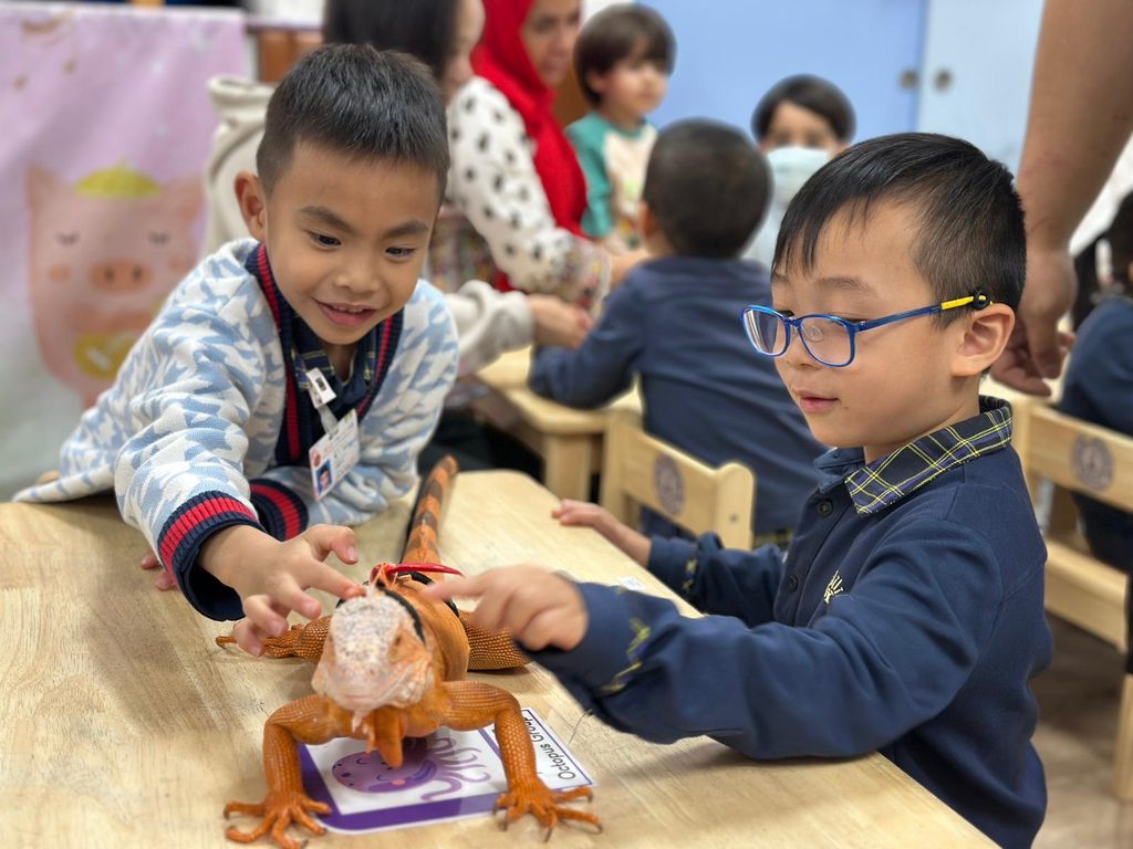 幼兒教育看似由細碎日常組成:一次排隊、一句問候、一場遊戲、一個孩子第一次願意自己打開水杯。可是,真正影響孩子成長的,往往正藏在這些微小時刻之中。嗇色園主辦可瑞幼稚園陳慧雯校長,投身幼教界二十多年,由初入行的年輕老師走到校長崗位,經歷過進修的辛勞、教學的挫折,也見證過無數孩子由依賴走向自信。她相信,幼稚園不只是學知識的地方,更是孩子學習品德、責任、語言、獨立與面對挫敗的起點。這份信念,推動她和團隊在每個細節上多走一步,讓教育成為孩子日後成長的重要根基。