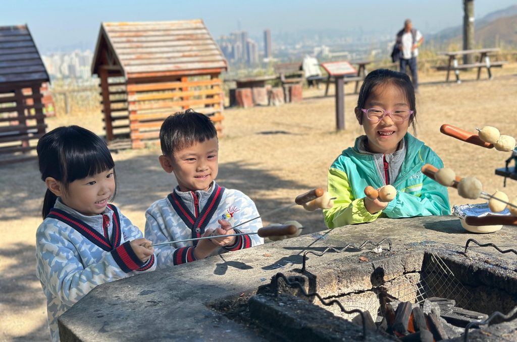 幼兒教育看似由細碎日常組成:一次排隊、一句問候、一場遊戲、一個孩子第一次願意自己打開水杯。可是,真正影響孩子成長的,往往正藏在這些微小時刻之中。嗇色園主辦可瑞幼稚園陳慧雯校長,投身幼教界二十多年,由初入行的年輕老師走到校長崗位,經歷過進修的辛勞、教學的挫折,也見證過無數孩子由依賴走向自信。她相信,幼稚園不只是學知識的地方,更是孩子學習品德、責任、語言、獨立與面對挫敗的起點。這份信念,推動她和團隊在每個細節上多走一步,讓教育成為孩子日後成長的重要根基。
