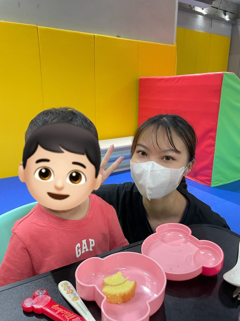 何煒琳Venus是一名特殊學校老師。大學時期,她主修幼兒教育,期間曾在不同教育場景中實習和兼職,包括補習社、Playgroup及學校。正是在這些經驗裡,她開始接觸到不少有特殊教育需要的孩子。有些孩子上課時難以安坐,會在課室走動、跑來跑去;有些孩子會出現情緒或行為上的困難。這些情況在她眼中並不陌生,反而讓她意識到,特殊教育需要正逐漸成為社會和教育界不能忽視的一部分。於是,她決定把自己的教育路徑,慢慢轉向特殊教育。
