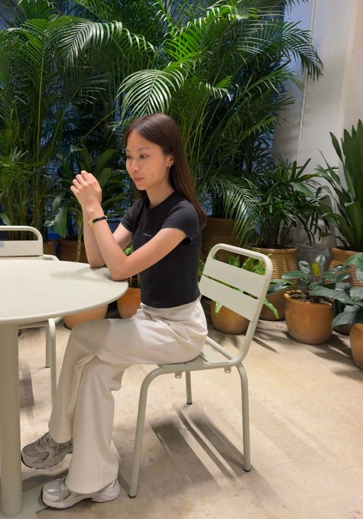 何煒琳Venus是一名特殊學校老師。大學時期,她主修幼兒教育,期間曾在不同教育場景中實習和兼職,包括補習社、Playgroup及學校。正是在這些經驗裡,她開始接觸到不少有特殊教育需要的孩子。有些孩子上課時難以安坐,會在課室走動、跑來跑去;有些孩子會出現情緒或行為上的困難。這些情況在她眼中並不陌生,反而讓她意識到,特殊教育需要正逐漸成為社會和教育界不能忽視的一部分。於是,她決定把自己的教育路徑,慢慢轉向特殊教育。