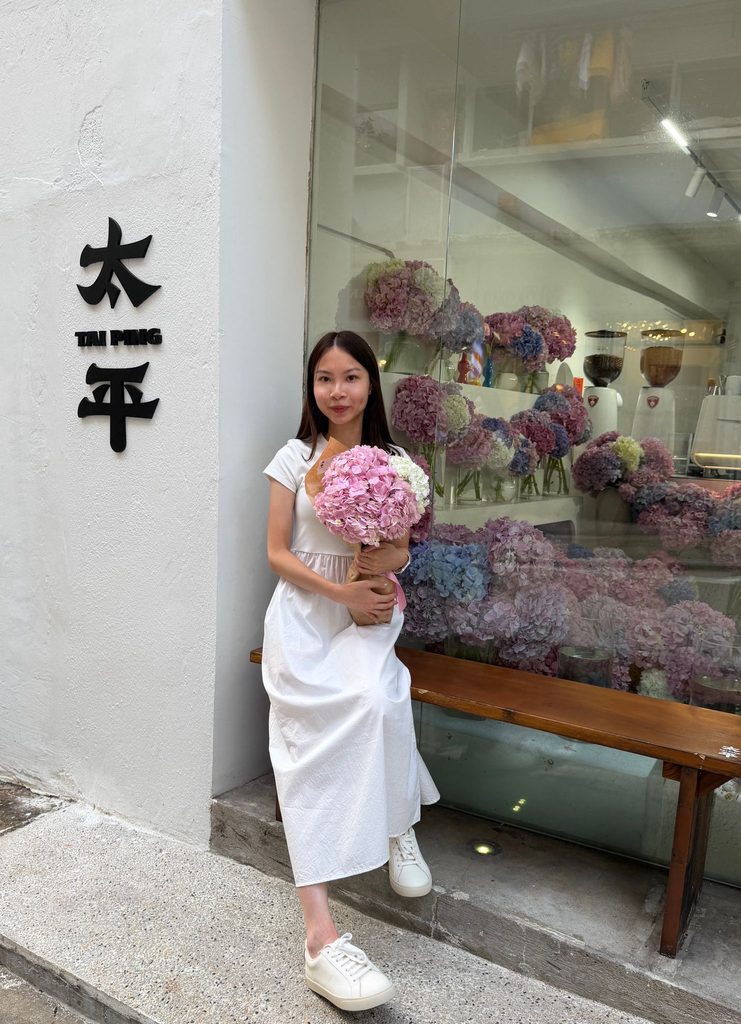何煒琳Venus是一名特殊學校老師。大學時期,她主修幼兒教育,期間曾在不同教育場景中實習和兼職,包括補習社、Playgroup及學校。正是在這些經驗裡,她開始接觸到不少有特殊教育需要的孩子。有些孩子上課時難以安坐,會在課室走動、跑來跑去;有些孩子會出現情緒或行為上的困難。這些情況在她眼中並不陌生,反而讓她意識到,特殊教育需要正逐漸成為社會和教育界不能忽視的一部分。於是,她決定把自己的教育路徑,慢慢轉向特殊教育。