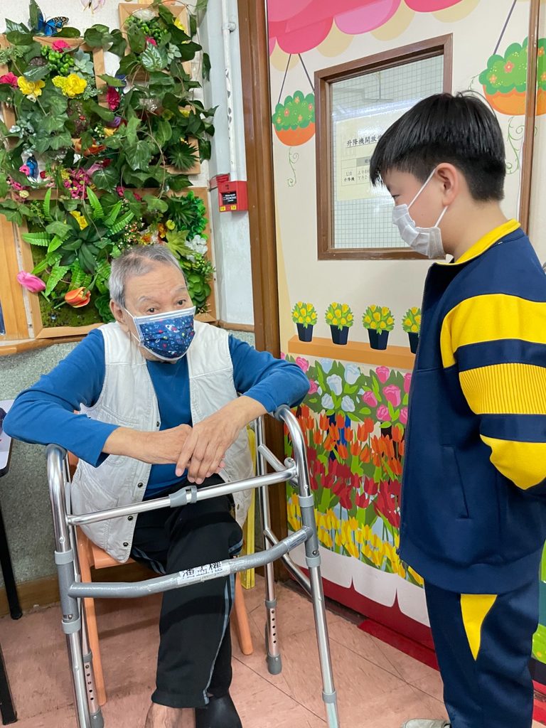 一所學校真正教給孩子的,不只是課本上的知識,也不是成績表上的分數,而是他將來如何看待自己、看待別人、看待這個社會。陳育鳴校長帶領的嗇色園主辦可信學校,位處梨木樹邨,校園與社區日常緊密相連,孩子在這裡學習,也在這裡認識人與人之間的尊重、責任與付出。對陳校長而言,教育從來不是遙遠的理念,而是每天在校園裡反覆實踐的小事:尊重每一個崗位,珍惜每一次機會,讓孩子知道即使起步不同,也可以建立品格、累積能力,為自己的人生作出選擇。