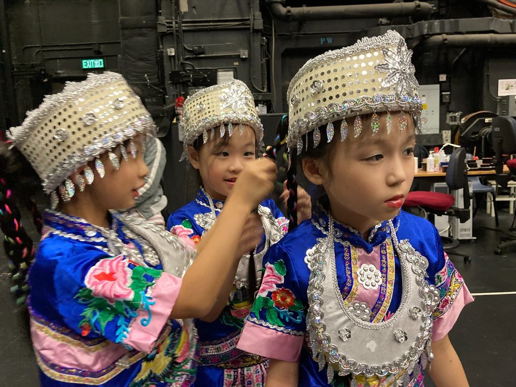 一所學校真正教給孩子的,不只是課本上的知識,也不是成績表上的分數,而是他將來如何看待自己、看待別人、看待這個社會。陳育鳴校長帶領的嗇色園主辦可信學校,位處梨木樹邨,校園與社區日常緊密相連,孩子在這裡學習,也在這裡認識人與人之間的尊重、責任與付出。對陳校長而言,教育從來不是遙遠的理念,而是每天在校園裡反覆實踐的小事:尊重每一個崗位,珍惜每一次機會,讓孩子知道即使起步不同,也可以建立品格、累積能力,為自己的人生作出選擇。