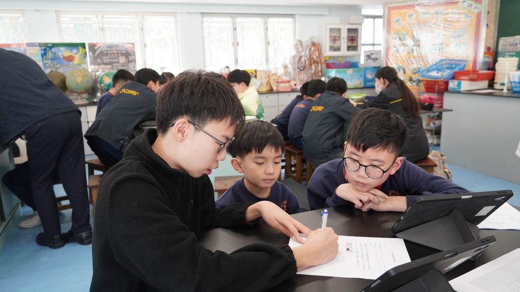 一所學校真正教給孩子的,不只是課本上的知識,也不是成績表上的分數,而是他將來如何看待自己、看待別人、看待這個社會。陳育鳴校長帶領的嗇色園主辦可信學校,位處梨木樹邨,校園與社區日常緊密相連,孩子在這裡學習,也在這裡認識人與人之間的尊重、責任與付出。對陳校長而言,教育從來不是遙遠的理念,而是每天在校園裡反覆實踐的小事:尊重每一個崗位,珍惜每一次機會,讓孩子知道即使起步不同,也可以建立品格、累積能力,為自己的人生作出選擇。