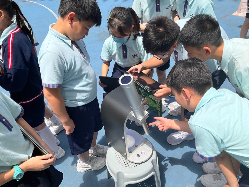 當AI走進課室、科技日新月異,教育還剩下甚麼最值得堅持?蘇立銘校長的答案很清晰:人。由一位曾被老師啟發的學生,到在大埔扎根廿多年的教育工作者;由嚴肅、苟不言笑的年輕老師,到相信「溫和而堅定」的校長,他一路走來,始終關心孩子是否被看見、被理解、被栽培。在港九街坊婦女會孫方中小學,他把語文、STREAM、閱讀、天文、大自然與社區連繫起來,讓學習不只停留在課本,更成為孩子發現自己可能性的過程。這篇專訪,走近蘇校長的教育路,看他如何在每個孩子身上尋找亮點,也看見一所學校如何在創新與關愛之間,為未來教育確立堅定的方向。