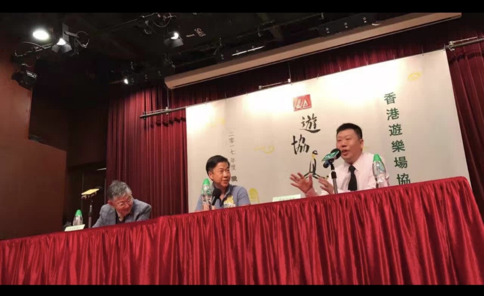 人稱「垃圾大王」的林家駒,談起往事,語氣平實,甚至帶點笑意。但那些經歷,放在任何一個年輕人身上,都不容易承受。他的母親在他中三、中四左右開始受風濕骨痛困擾,病痛多年;家中經濟本已不寬裕,哥哥又曾沉迷賭博,把家中的錢拿去賭。生活最困難的時候,他試過三日沒有錢吃飯,也試過母親出院時,連醫藥費也拿不出來。那時候,林家駒沒有太多選擇。他很小已經開始幫忙倒垃圾,小學讀下午班,早上便去工作。長大後,他一邊打理小型清潔公司,一邊到外面承接大廈垃圾清運工作,賺來的錢要支付母親醫藥費、員工薪金,也要應付家中各種開支。他說,體力上的辛苦,年輕時還能承受。真正令他難受的,是別人的目光。