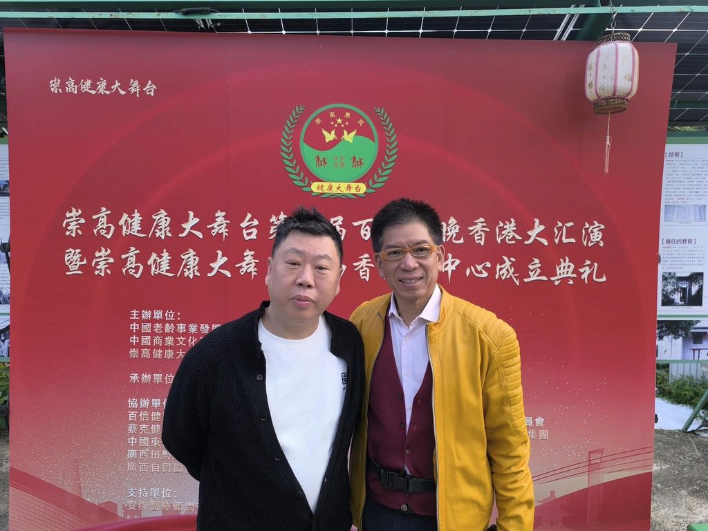 人稱「垃圾大王」的林家駒,談起往事,語氣平實,甚至帶點笑意。但那些經歷,放在任何一個年輕人身上,都不容易承受。他的母親在他中三、中四左右開始受風濕骨痛困擾,病痛多年;家中經濟本已不寬裕,哥哥又曾沉迷賭博,把家中的錢拿去賭。生活最困難的時候,他試過三日沒有錢吃飯,也試過母親出院時,連醫藥費也拿不出來。那時候,林家駒沒有太多選擇。他很小已經開始幫忙倒垃圾,小學讀下午班,早上便去工作。長大後,他一邊打理小型清潔公司,一邊到外面承接大廈垃圾清運工作,賺來的錢要支付母親醫藥費、員工薪金,也要應付家中各種開支。他說,體力上的辛苦,年輕時還能承受。真正令他難受的,是別人的目光。