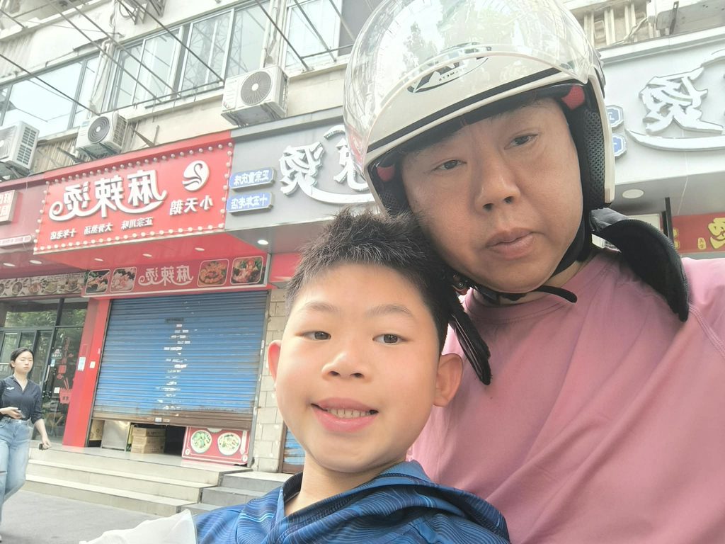 人稱「垃圾大王」的林家駒,談起往事,語氣平實,甚至帶點笑意。但那些經歷,放在任何一個年輕人身上,都不容易承受。他的母親在他中三、中四左右開始受風濕骨痛困擾,病痛多年;家中經濟本已不寬裕,哥哥又曾沉迷賭博,把家中的錢拿去賭。生活最困難的時候,他試過三日沒有錢吃飯,也試過母親出院時,連醫藥費也拿不出來。那時候,林家駒沒有太多選擇。他很小已經開始幫忙倒垃圾,小學讀下午班,早上便去工作。長大後,他一邊打理小型清潔公司,一邊到外面承接大廈垃圾清運工作,賺來的錢要支付母親醫藥費、員工薪金,也要應付家中各種開支。他說,體力上的辛苦,年輕時還能承受。真正令他難受的,是別人的目光。