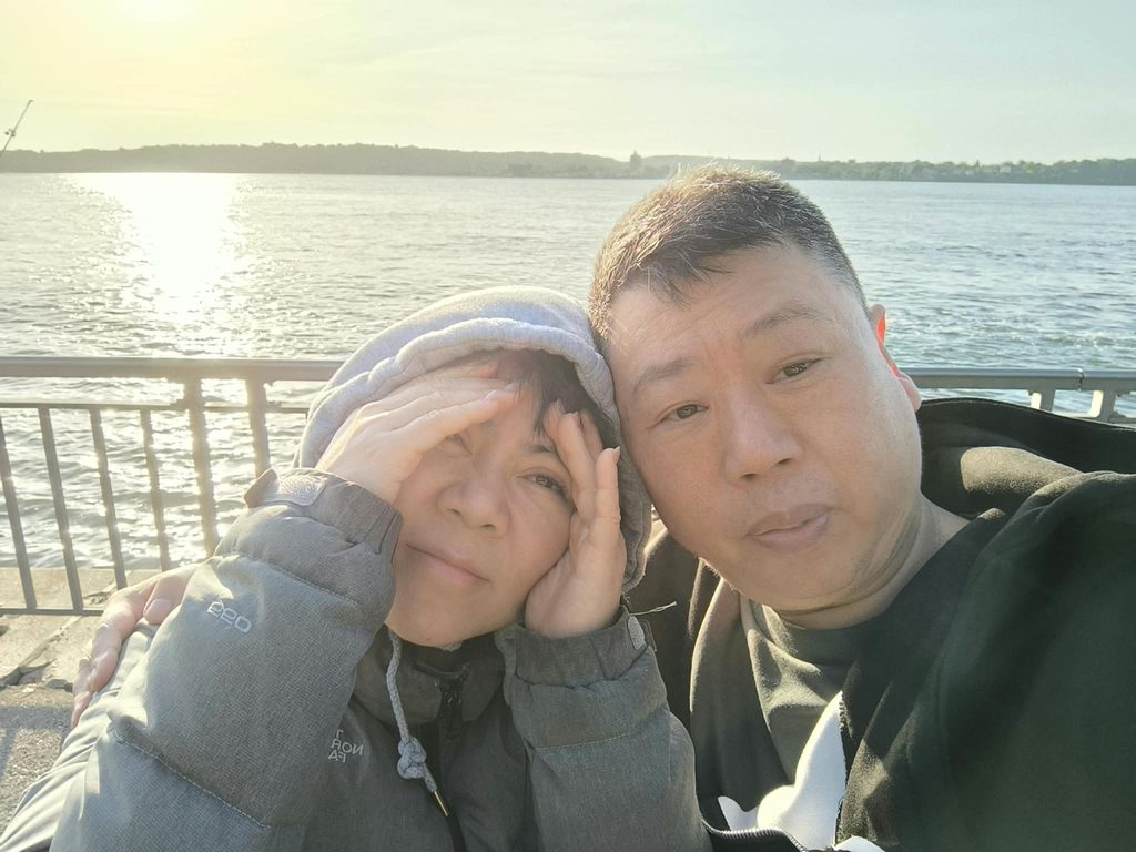 人稱「垃圾大王」的林家駒,談起往事,語氣平實,甚至帶點笑意。但那些經歷,放在任何一個年輕人身上,都不容易承受。他的母親在他中三、中四左右開始受風濕骨痛困擾,病痛多年;家中經濟本已不寬裕,哥哥又曾沉迷賭博,把家中的錢拿去賭。生活最困難的時候,他試過三日沒有錢吃飯,也試過母親出院時,連醫藥費也拿不出來。那時候,林家駒沒有太多選擇。他很小已經開始幫忙倒垃圾,小學讀下午班,早上便去工作。長大後,他一邊打理小型清潔公司,一邊到外面承接大廈垃圾清運工作,賺來的錢要支付母親醫藥費、員工薪金,也要應付家中各種開支。他說,體力上的辛苦,年輕時還能承受。真正令他難受的,是別人的目光。