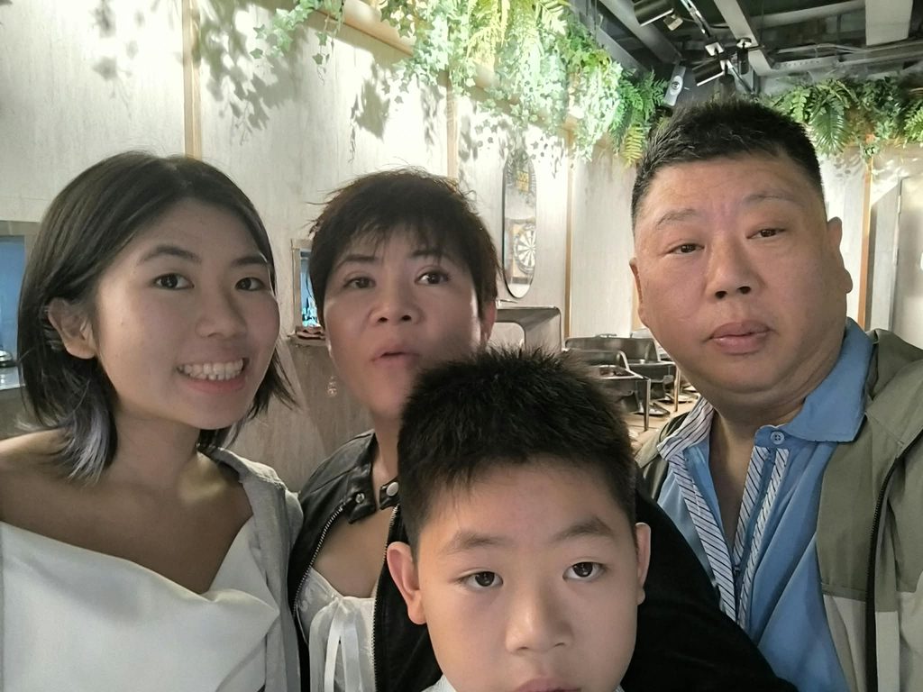 人稱「垃圾大王」的林家駒,談起往事,語氣平實,甚至帶點笑意。但那些經歷,放在任何一個年輕人身上,都不容易承受。他的母親在他中三、中四左右開始受風濕骨痛困擾,病痛多年;家中經濟本已不寬裕,哥哥又曾沉迷賭博,把家中的錢拿去賭。生活最困難的時候,他試過三日沒有錢吃飯,也試過母親出院時,連醫藥費也拿不出來。那時候,林家駒沒有太多選擇。他很小已經開始幫忙倒垃圾,小學讀下午班,早上便去工作。長大後,他一邊打理小型清潔公司,一邊到外面承接大廈垃圾清運工作,賺來的錢要支付母親醫藥費、員工薪金,也要應付家中各種開支。他說,體力上的辛苦,年輕時還能承受。真正令他難受的,是別人的目光。