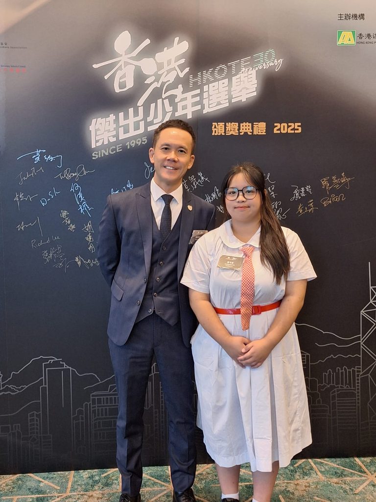 一束由中一學生送上一張寫着祝福的心意卡，曾在温家輝校長初到保良局姚連生中學時，成為他教育路上一個難忘的片段。二十多年來，他在不同校園見證過許多年輕人的轉變：有學生因運動重拾自信，有學生在藝術中找到方向，也有學生在多年後仍然受當年一次陪伴影響，走出屬於自己的人生路。這些經歷，讓温校長更加相信，教育不只是課堂與考試，更是陪伴學生認識自己、發掘潛能、建立夢想的過程。