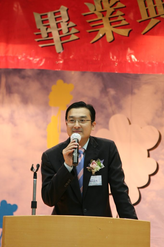 陳葒校長，是「陳校長免費補習天地」創辦人，也曾是中學創校校長。從課室到校長室，他見過不少學生在主流教育中一步步失去信心；從學校走到社區，他又把學習支援帶到快餐店、屋邨附近，以及年輕人願意出現的地方。十多年來，「陳校長免費補習天地」堅持不向基層學生收費。由最初十多張申請表，慢慢發展成支援數以千計學生的教育服務。這段路，不是一個人突然想到的善舉，而是一位前線教育工作者多年觀察後，對學習差距作出的實際回應。