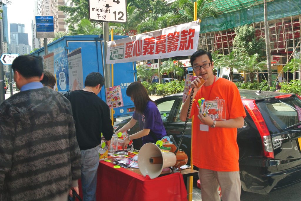 陳葒校長，是「陳校長免費補習天地」創辦人，也曾是中學創校校長。從課室到校長室，他見過不少學生在主流教育中一步步失去信心；從學校走到社區，他又把學習支援帶到快餐店、屋邨附近，以及年輕人願意出現的地方。十多年來，「陳校長免費補習天地」堅持不向基層學生收費。由最初十多張申請表，慢慢發展成支援數以千計學生的教育服務。這段路，不是一個人突然想到的善舉，而是一位前線教育工作者多年觀察後，對學習差距作出的實際回應。