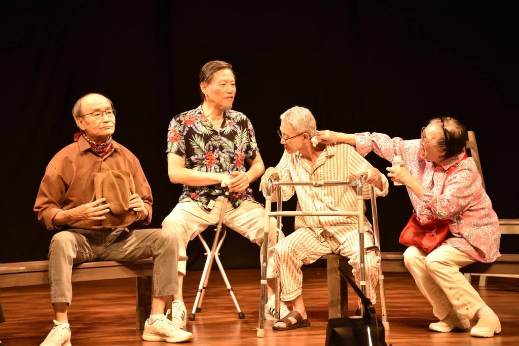 退休,對很多人來說,像是一個句號:離開工作崗位、放慢生活節奏,把時間交回家庭和日常。但Arts’ Options 藝術總監 陳桂芬 (Brenda)卻相信,退休也可以是一個新的起點。她看見許多長者年輕時為家庭、事業奔忙,把興趣和夢想暫時放下;到人生下半場,他們其實仍然有故事、有能力,也有重新學習和創作的渴望。於是,她以戲劇作為方法,帶領一班退休人士走進排練室、走上舞台,從一句對白、一個角色、一場演出開始,重新發現自己,也讓社會看見長者不只是被照顧的一群,更可以是有力量、有創意、有選擇的人。
