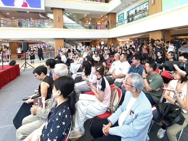 退休,對很多人來說,像是一個句號:離開工作崗位、放慢生活節奏,把時間交回家庭和日常。但Arts’ Options 藝術總監 陳桂芬 (Brenda)卻相信,退休也可以是一個新的起點。她看見許多長者年輕時為家庭、事業奔忙,把興趣和夢想暫時放下;到人生下半場,他們其實仍然有故事、有能力,也有重新學習和創作的渴望。於是,她以戲劇作為方法,帶領一班退休人士走進排練室、走上舞台,從一句對白、一個角色、一場演出開始,重新發現自己,也讓社會看見長者不只是被照顧的一群,更可以是有力量、有創意、有選擇的人。