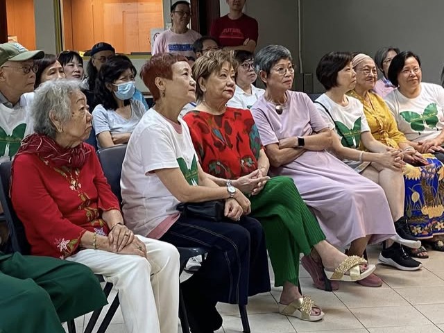 退休,對很多人來說,像是一個句號:離開工作崗位、放慢生活節奏,把時間交回家庭和日常。但Arts’ Options 藝術總監 陳桂芬 (Brenda)卻相信,退休也可以是一個新的起點。她看見許多長者年輕時為家庭、事業奔忙,把興趣和夢想暫時放下;到人生下半場,他們其實仍然有故事、有能力,也有重新學習和創作的渴望。於是,她以戲劇作為方法,帶領一班退休人士走進排練室、走上舞台,從一句對白、一個角色、一場演出開始,重新發現自己,也讓社會看見長者不只是被照顧的一群,更可以是有力量、有創意、有選擇的人。