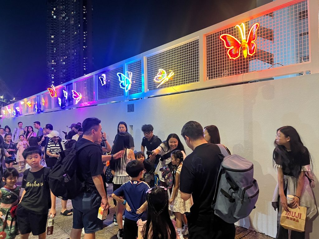 光明英來學校一年一度的「中秋聯歡晚會」,除了是單純的節日慶祝,更成為全校師生、家長、校友甚至整個元朗社區人士的年度聚會。每年此時,數以千計的「英來人」從四方八面匯聚於元朗元政路十二號的光明英來學校校園,在笑語聲中共享天倫,同時見證學校不斷向前邁進的活力。本年度的中秋晚會,雖沒有去年二十周年校慶的隆重啟動禮,卻依然承載著同樣深厚的意義——它是一份對傳統的堅守,一股凝聚人心的力量,更是一個讓所有持份者感受校園溫馨的氛圍,加強歸屬感的珍貴契機。