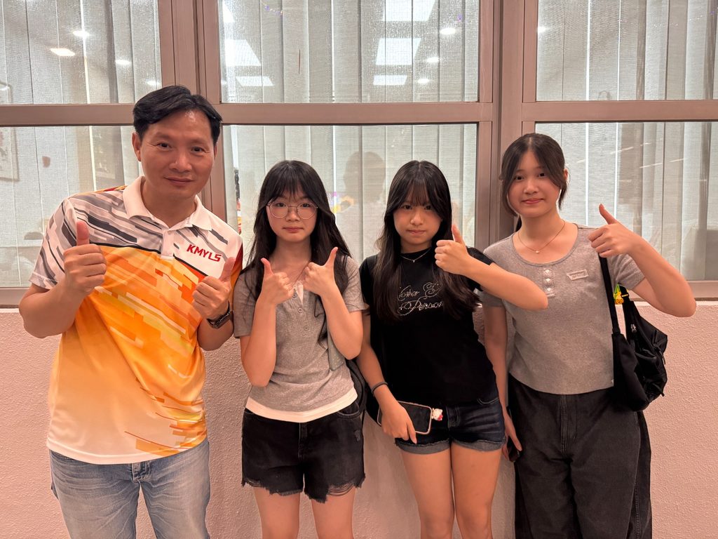 光明英來學校一年一度的「中秋聯歡晚會」,除了是單純的節日慶祝,更成為全校師生、家長、校友甚至整個元朗社區人士的年度聚會。每年此時,數以千計的「英來人」從四方八面匯聚於元朗元政路十二號的光明英來學校校園,在笑語聲中共享天倫,同時見證學校不斷向前邁進的活力。本年度的中秋晚會,雖沒有去年二十周年校慶的隆重啟動禮,卻依然承載著同樣深厚的意義——它是一份對傳統的堅守,一股凝聚人心的力量,更是一個讓所有持份者感受校園溫馨的氛圍,加強歸屬感的珍貴契機。