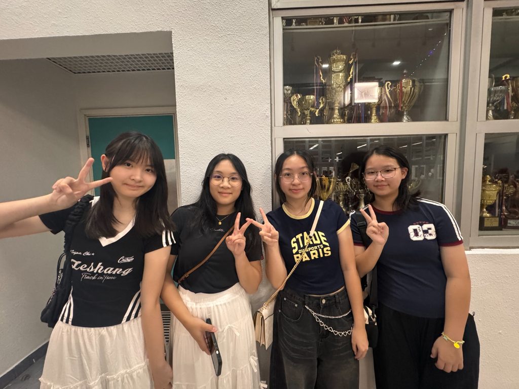 光明英來學校一年一度的「中秋聯歡晚會」,除了是單純的節日慶祝,更成為全校師生、家長、校友甚至整個元朗社區人士的年度聚會。每年此時,數以千計的「英來人」從四方八面匯聚於元朗元政路十二號的光明英來學校校園,在笑語聲中共享天倫,同時見證學校不斷向前邁進的活力。本年度的中秋晚會,雖沒有去年二十周年校慶的隆重啟動禮,卻依然承載著同樣深厚的意義——它是一份對傳統的堅守,一股凝聚人心的力量,更是一個讓所有持份者感受校園溫馨的氛圍,加強歸屬感的珍貴契機。