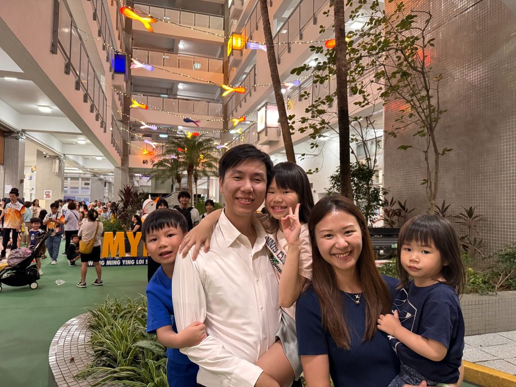 光明英來學校一年一度的「中秋聯歡晚會」,除了是單純的節日慶祝,更成為全校師生、家長、校友甚至整個元朗社區人士的年度聚會。每年此時,數以千計的「英來人」從四方八面匯聚於元朗元政路十二號的光明英來學校校園,在笑語聲中共享天倫,同時見證學校不斷向前邁進的活力。本年度的中秋晚會,雖沒有去年二十周年校慶的隆重啟動禮,卻依然承載著同樣深厚的意義——它是一份對傳統的堅守,一股凝聚人心的力量,更是一個讓所有持份者感受校園溫馨的氛圍,加強歸屬感的珍貴契機。