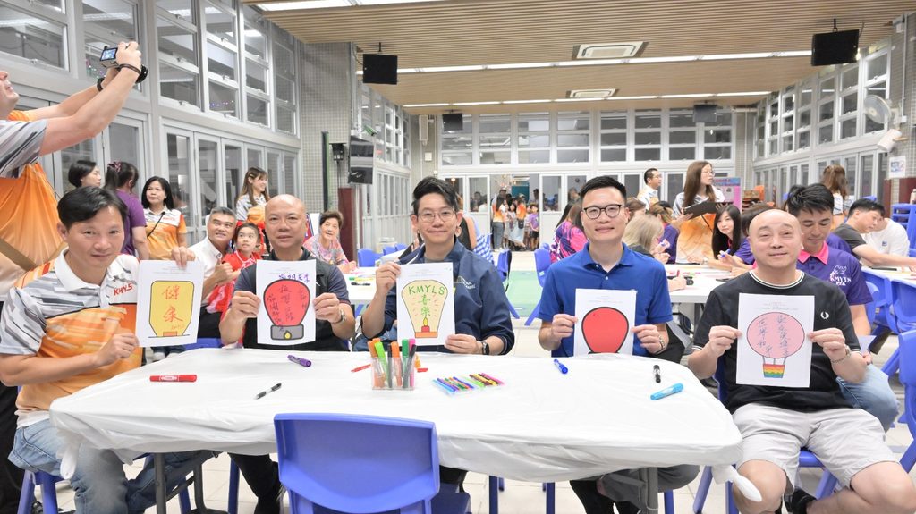 光明英來學校一年一度的「中秋聯歡晚會」,除了是單純的節日慶祝,更成為全校師生、家長、校友甚至整個元朗社區人士的年度聚會。每年此時,數以千計的「英來人」從四方八面匯聚於元朗元政路十二號的光明英來學校校園,在笑語聲中共享天倫,同時見證學校不斷向前邁進的活力。本年度的中秋晚會,雖沒有去年二十周年校慶的隆重啟動禮,卻依然承載著同樣深厚的意義——它是一份對傳統的堅守,一股凝聚人心的力量,更是一個讓所有持份者感受校園溫馨的氛圍,加強歸屬感的珍貴契機。
