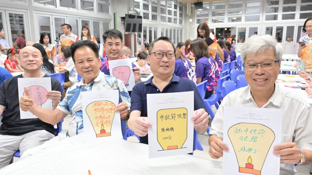 光明英來學校一年一度的「中秋聯歡晚會」,除了是單純的節日慶祝,更成為全校師生、家長、校友甚至整個元朗社區人士的年度聚會。每年此時,數以千計的「英來人」從四方八面匯聚於元朗元政路十二號的光明英來學校校園,在笑語聲中共享天倫,同時見證學校不斷向前邁進的活力。本年度的中秋晚會,雖沒有去年二十周年校慶的隆重啟動禮,卻依然承載著同樣深厚的意義——它是一份對傳統的堅守,一股凝聚人心的力量,更是一個讓所有持份者感受校園溫馨的氛圍,加強歸屬感的珍貴契機。