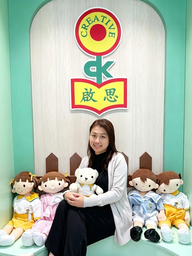 在啟思幼稚園(青衣),羅敏兒校長談教育時,最先提及的不是成績表,也不是活動數量,而是孩子能否在安全、愉快、被照顧的環境中安心學習。她相信,幼兒階段是孩子生命中非常關鍵的起點;在這個階段,孩子開始學習社交、表達、建立自信,也逐步培養品格。因此,對她而言,「給每一個孩子一個快樂的童年」不只是一句教育口號,而是一份責任。