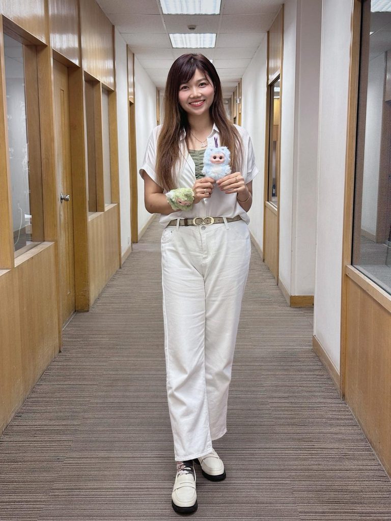 一個原創 IP,可以只是可愛角色、產品設計或網上內容;也可以成為走進社區的起點。李詩婷 Kirsten 創作「Bobo with friends」(聲球小夥伴),不只是希望角色被更多人認識,更希望透過故事、聲音和兒童內容,慢慢儲起一群真正喜歡這個正向世界觀的粉絲。當有足夠的支持者,IP 便有機會走出螢幕,進入學校、家庭和社區,做一些對孩子、家長和社會都有益的事情。對 Kirsten 來說,創作不是停留在作品本身,而是一步一步把正面的訊息帶到更多人身邊。