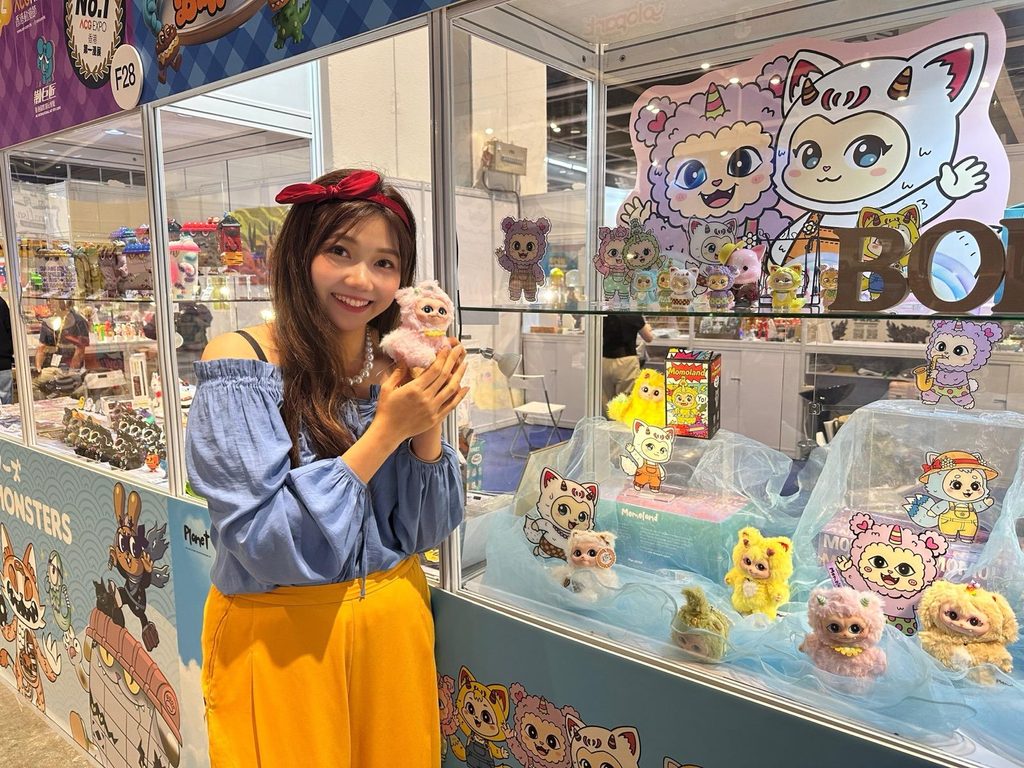 一個原創 IP,可以只是可愛角色、產品設計或網上內容;也可以成為走進社區的起點。李詩婷 Kirsten 創作「Bobo with friends」(聲球小夥伴),不只是希望角色被更多人認識,更希望透過故事、聲音和兒童內容,慢慢儲起一群真正喜歡這個正向世界觀的粉絲。當有足夠的支持者,IP 便有機會走出螢幕,進入學校、家庭和社區,做一些對孩子、家長和社會都有益的事情。對 Kirsten 來說,創作不是停留在作品本身,而是一步一步把正面的訊息帶到更多人身邊。