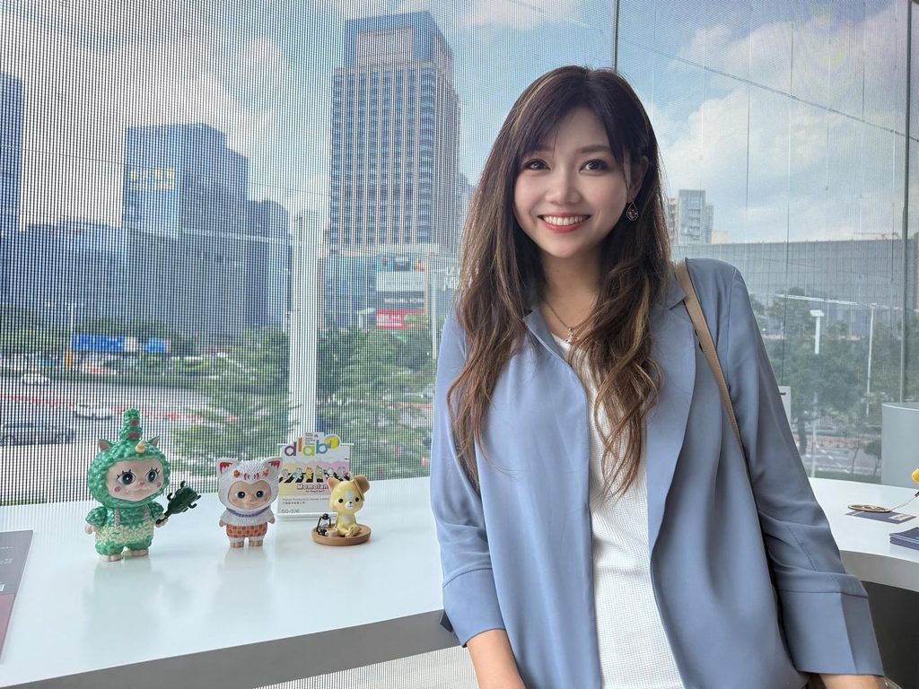 一個原創 IP,可以只是可愛角色、產品設計或網上內容;也可以成為走進社區的起點。李詩婷 Kirsten 創作「Bobo with friends」(聲球小夥伴),不只是希望角色被更多人認識,更希望透過故事、聲音和兒童內容,慢慢儲起一群真正喜歡這個正向世界觀的粉絲。當有足夠的支持者,IP 便有機會走出螢幕,進入學校、家庭和社區,做一些對孩子、家長和社會都有益的事情。對 Kirsten 來說,創作不是停留在作品本身,而是一步一步把正面的訊息帶到更多人身邊。