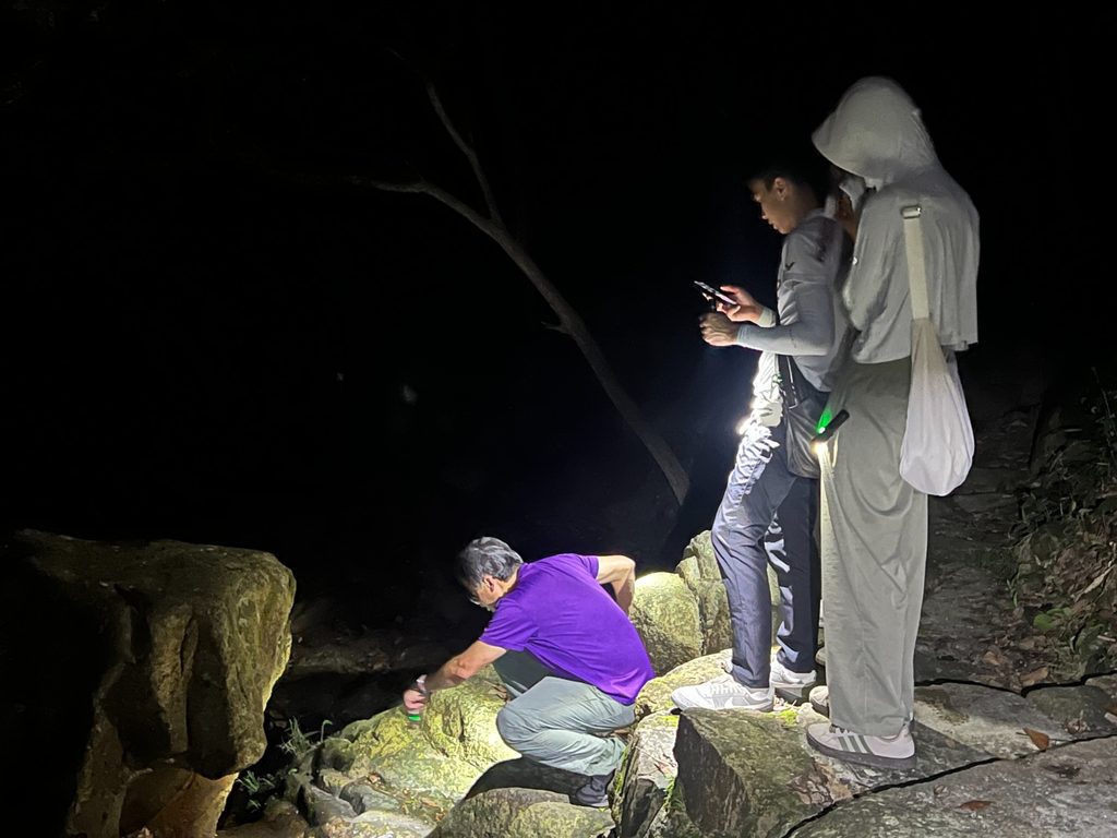 郭志泰校長談教育,總離不開大自然。對他來說,學生要真正認識環境,不能只靠課本;要學會尊重生命,也不能只聽道理。孩子需要親身看見一片葉、一滴水、一條溪流,才會慢慢明白,自然不是遙遠的名詞,而是與生活緊扣的存在。他現為嗇色園主辦可觀自然教育中心暨天文館校長,長期推動香港自然教育、天文及地理科發展。可觀中心多年來在嗇色園培育下,逐步發展成一所具規模的自然學習中心,設有天文、地理、生物及環境教育課程,也有專業教師團隊,支援幼稚園、小學及中學學生在大自然中學習科學,並用科學方法理解大自然。